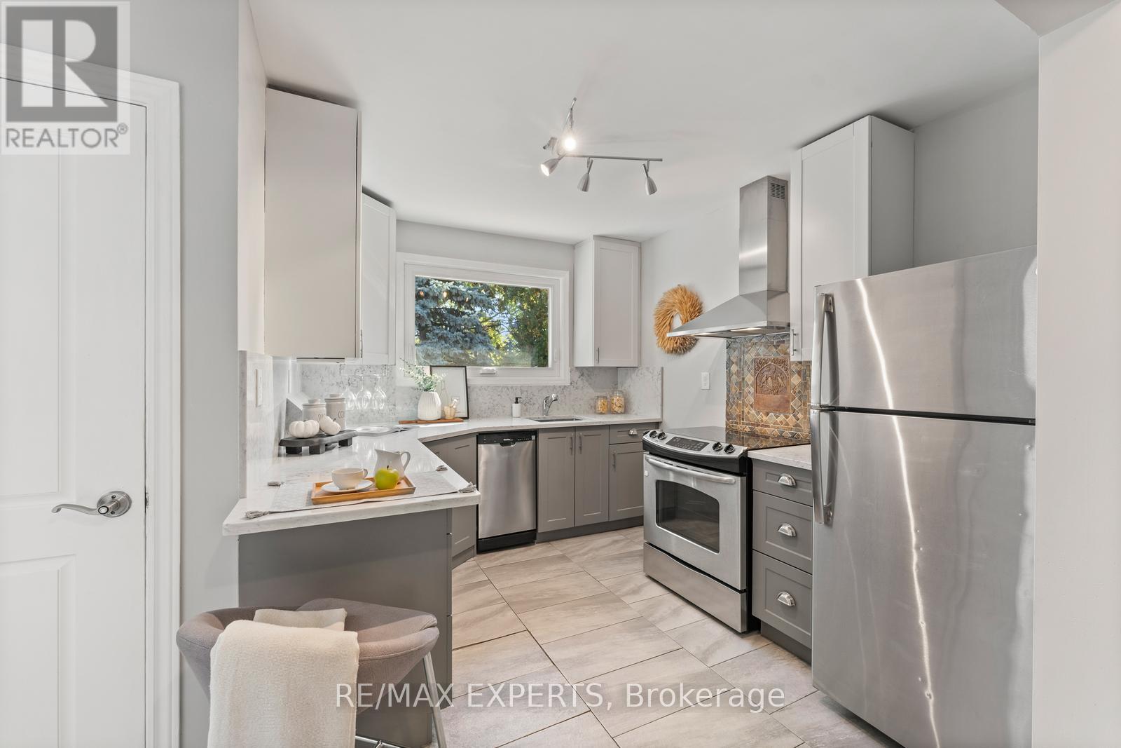 7 Mcmanus Road, Toronto, Ontario  M9P 2J9 - Photo 12 - W12451450