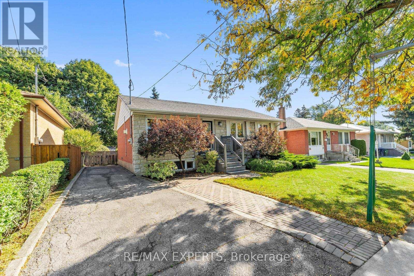7 Mcmanus Road, Toronto, Ontario  M9P 2J9 - Photo 2 - W12451450