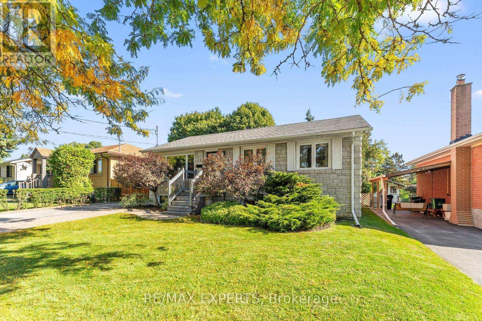7 Mcmanus Road, Toronto, Ontario  M9P 2J9 - Photo 3 - W12451450