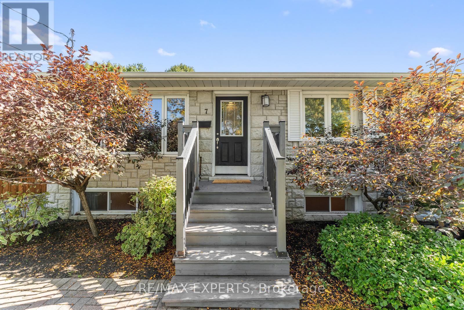 7 Mcmanus Road, Toronto, Ontario  M9P 2J9 - Photo 4 - W12451450