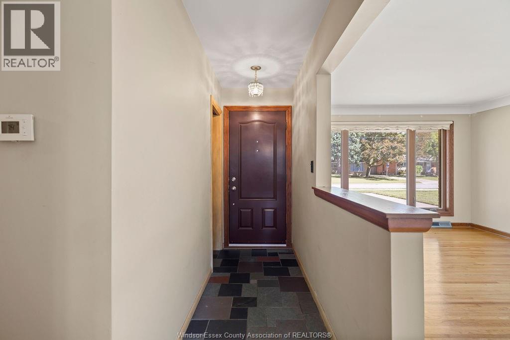 3955 Mount Royal Drive, Windsor, Ontario  N9G 2B8 - Photo 4 - 25025656