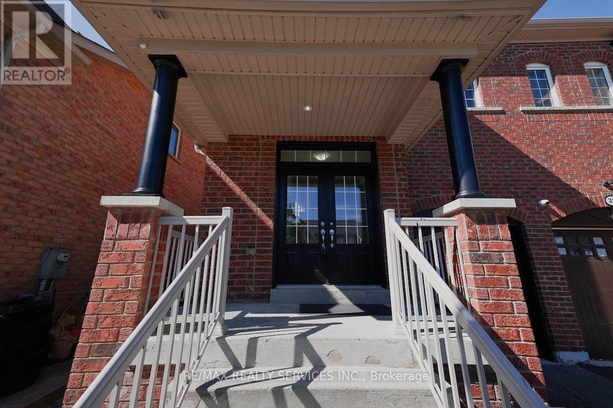 30 Loftsmoor Drive, Brampton, Ontario  L6R 3R7 - Photo 3 - W12451460