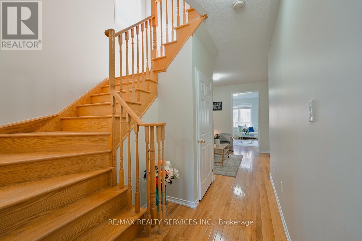 30 Loftsmoor Drive, Brampton, Ontario  L6R 3R7 - Photo 7 - W12451460