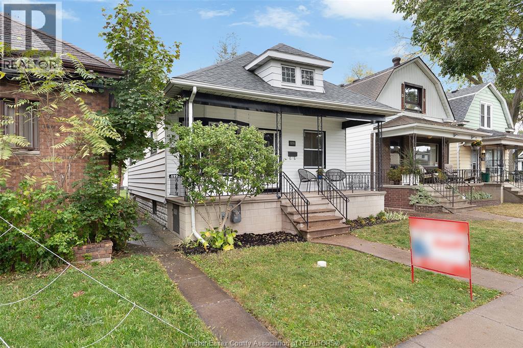 886 Gladstone Avenue, Windsor, Ontario  N9A 2R4 - Photo 3 - 25025649
