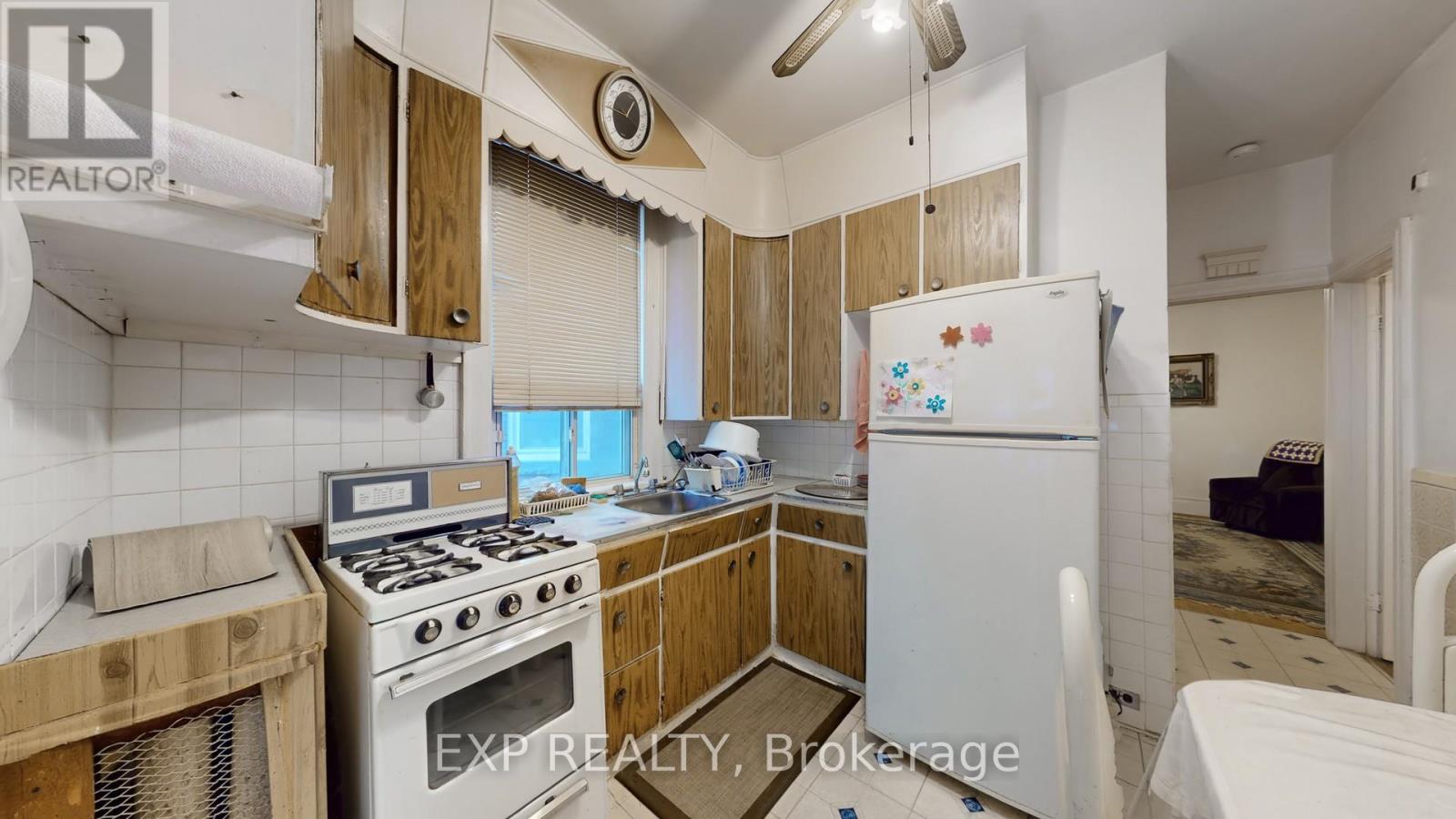 126 Close Avenue, Toronto, Ontario  M6K 2V5 - Photo 34 - W12451467