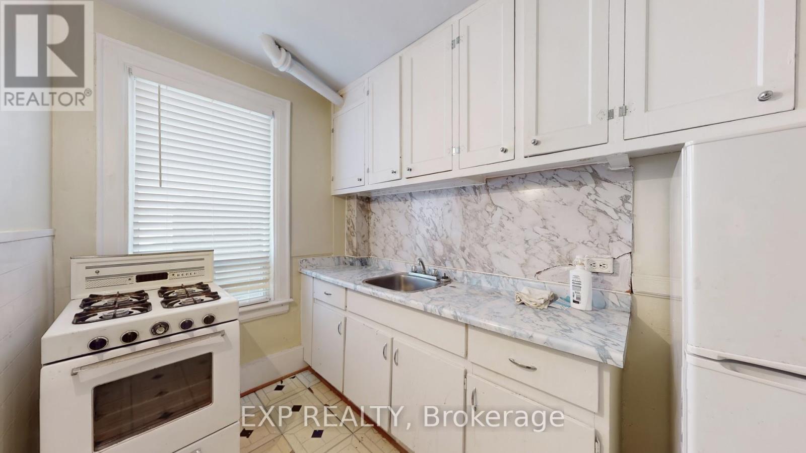 126 Close Avenue, Toronto, Ontario  M6K 2V5 - Photo 4 - W12451467