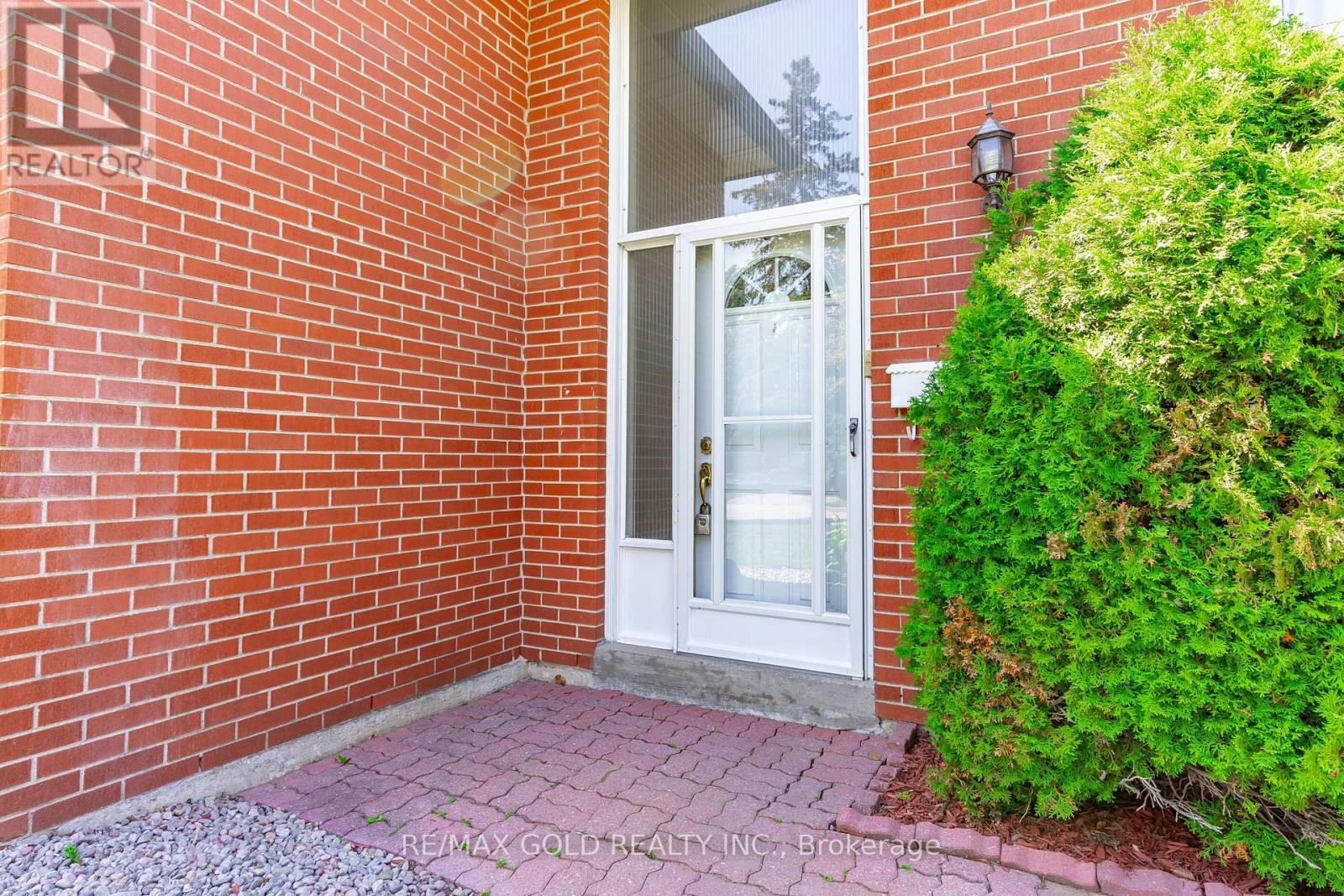 20 Dunster Crescent, Brampton, Ontario  L6T 3J7 - Photo 4 - W12451476