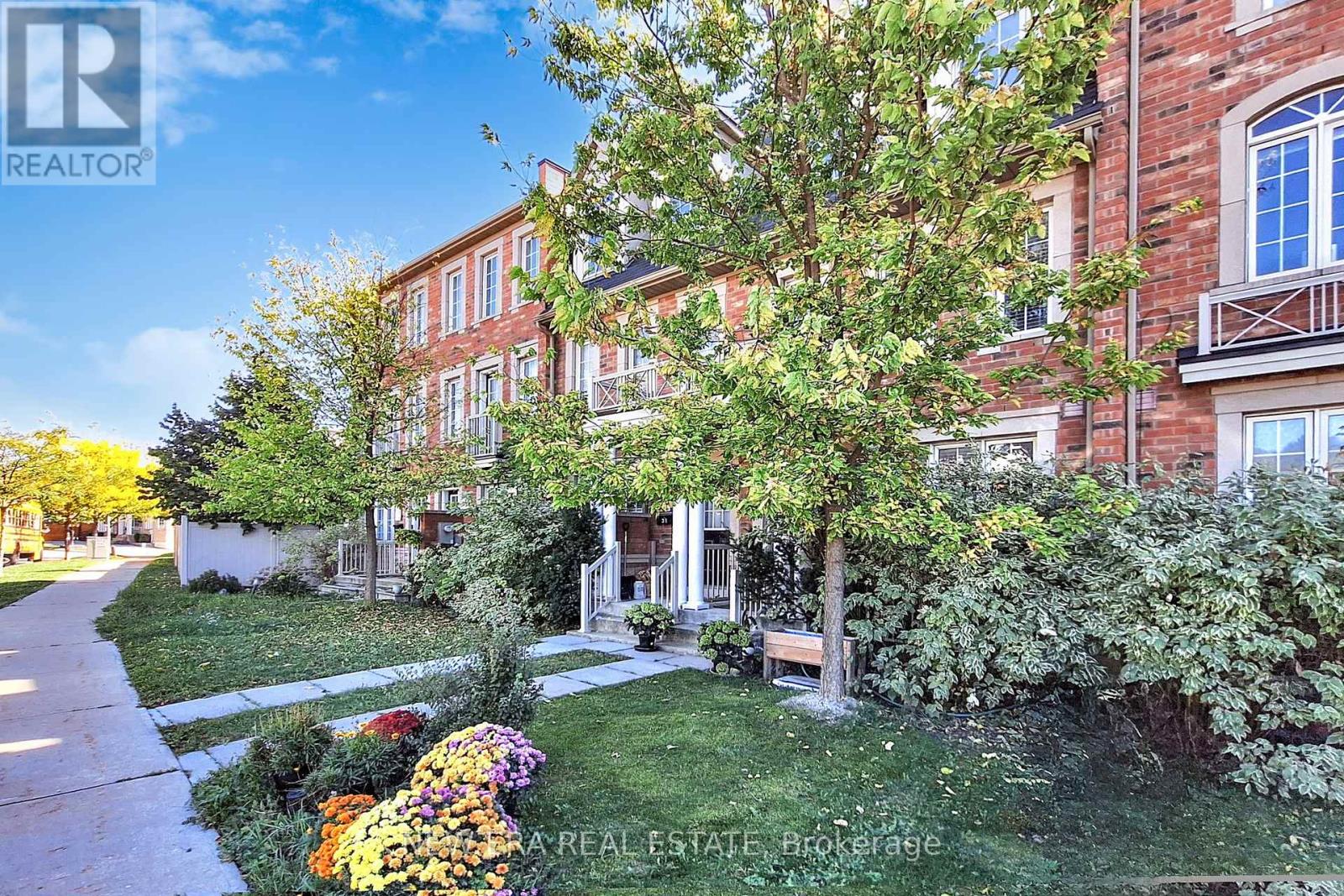 33 Sergio Marchi Street, Toronto, Ontario  M3L 0E5 - Photo 3 - W12451508