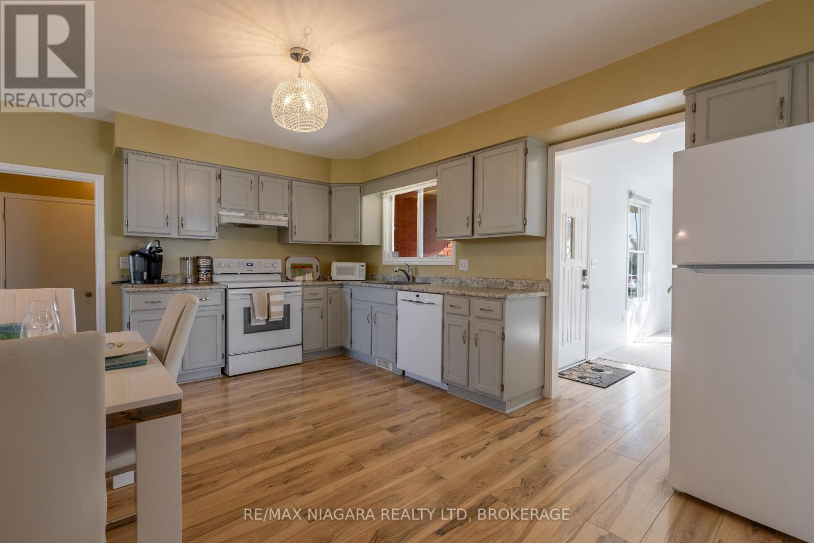 161 Green Pointe Drive, Welland (N. Welland), Ontario  L3C 6Y7 - Photo 7 - X12451616