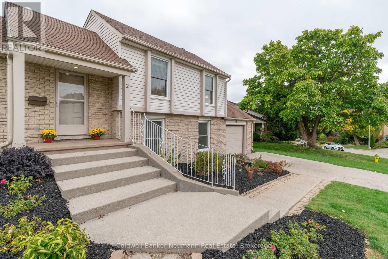 2 Lisa Lane, Guelph, Ontario  N1H 7H7 - Photo 3 - X12451680