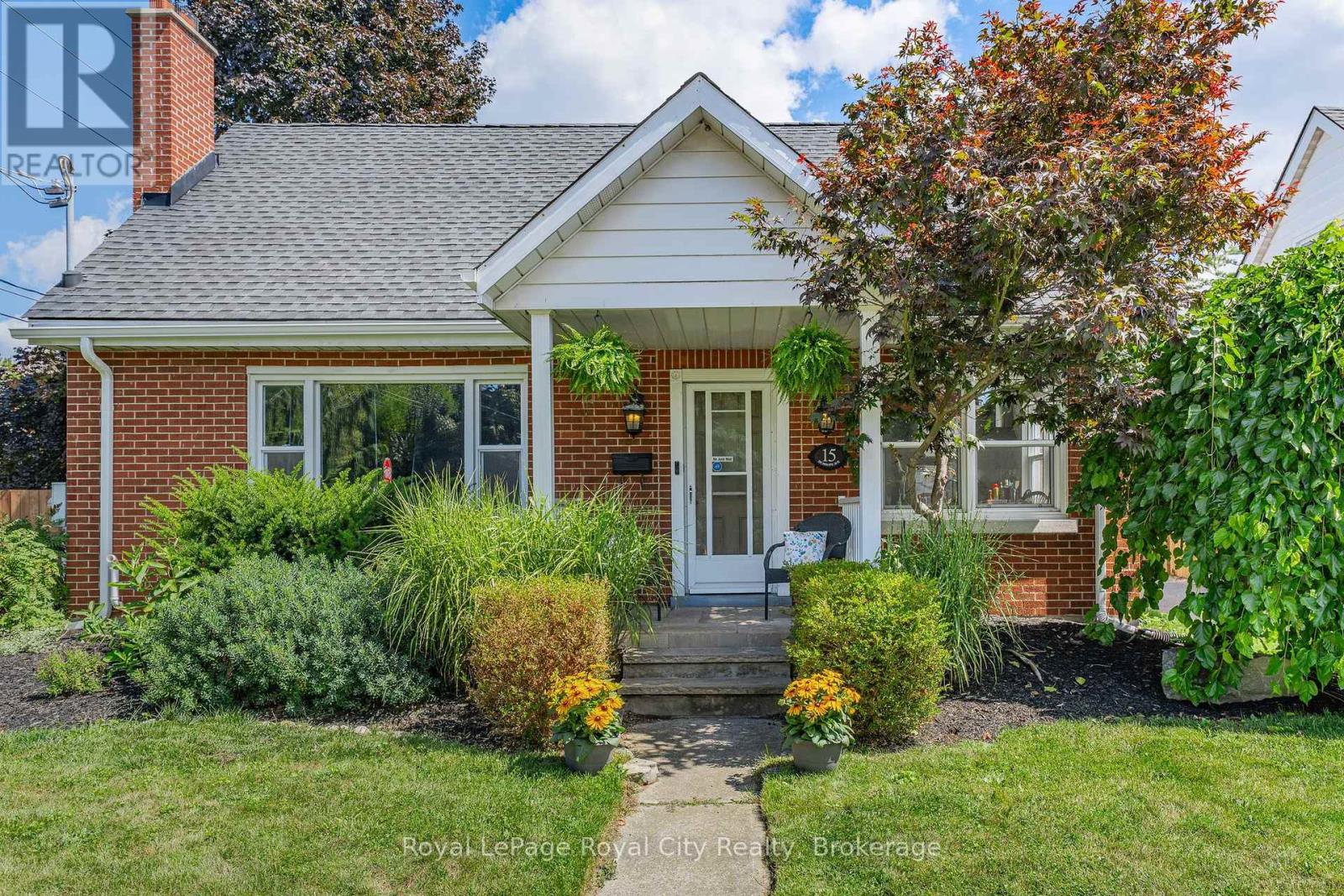 15 Dudhope Avenue, Cambridge, Ontario  N1R 4T2 - Photo 2 - X12451684