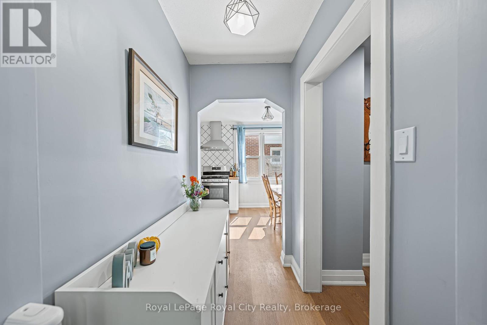 15 Dudhope Avenue, Cambridge, Ontario  N1R 4T2 - Photo 6 - X12451684