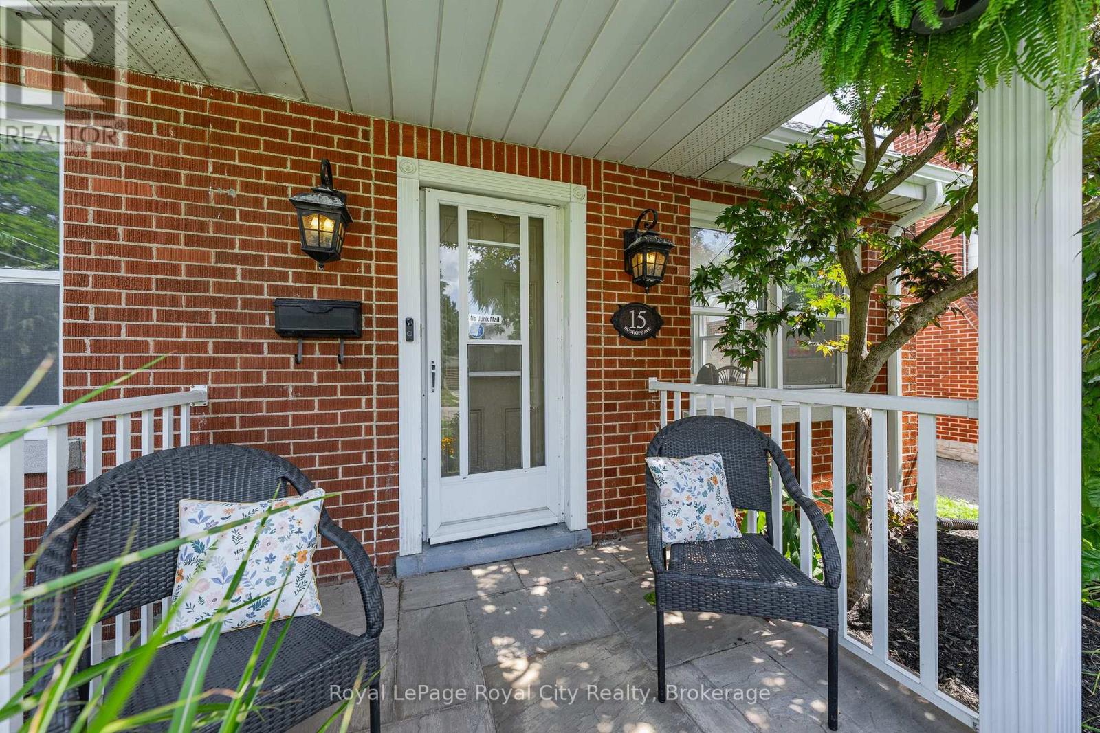 15 Dudhope Avenue, Cambridge, Ontario  N1R 4T2 - Photo 3 - X12451684