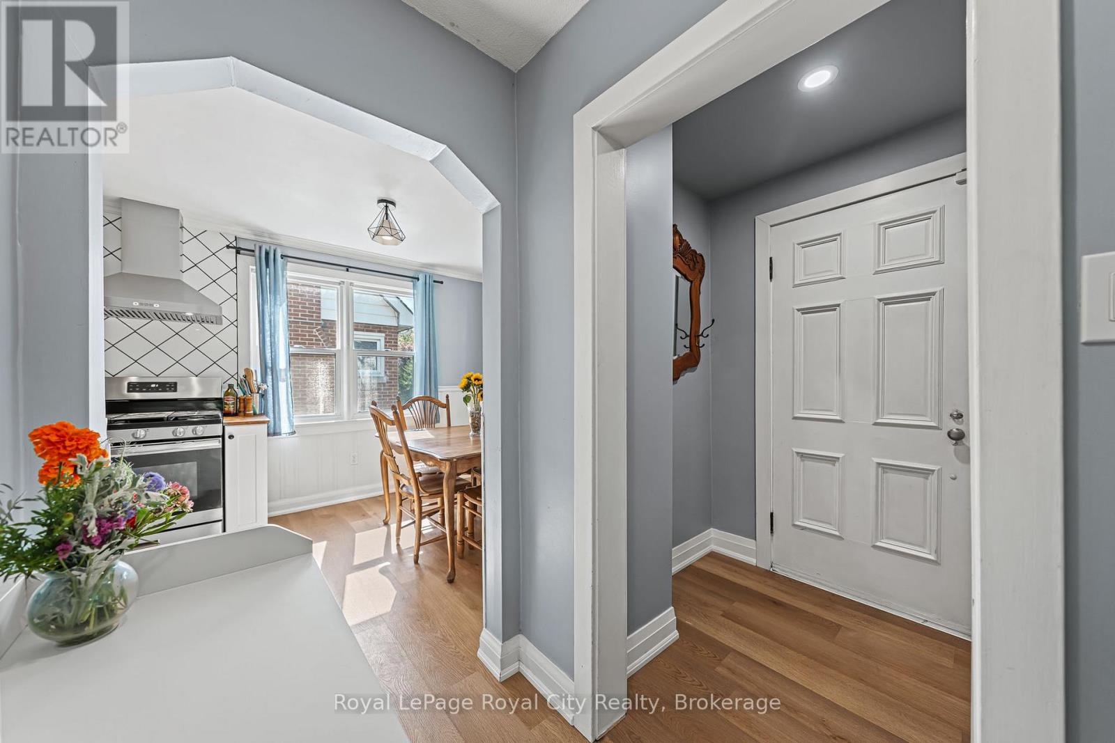 15 Dudhope Avenue, Cambridge, Ontario  N1R 4T2 - Photo 5 - X12451684