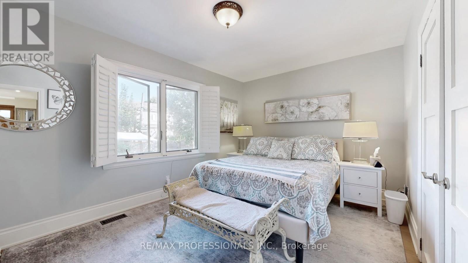 84 North Heights Road, Toronto, Ontario  M9B 2T8 - Photo 15 - W12451250