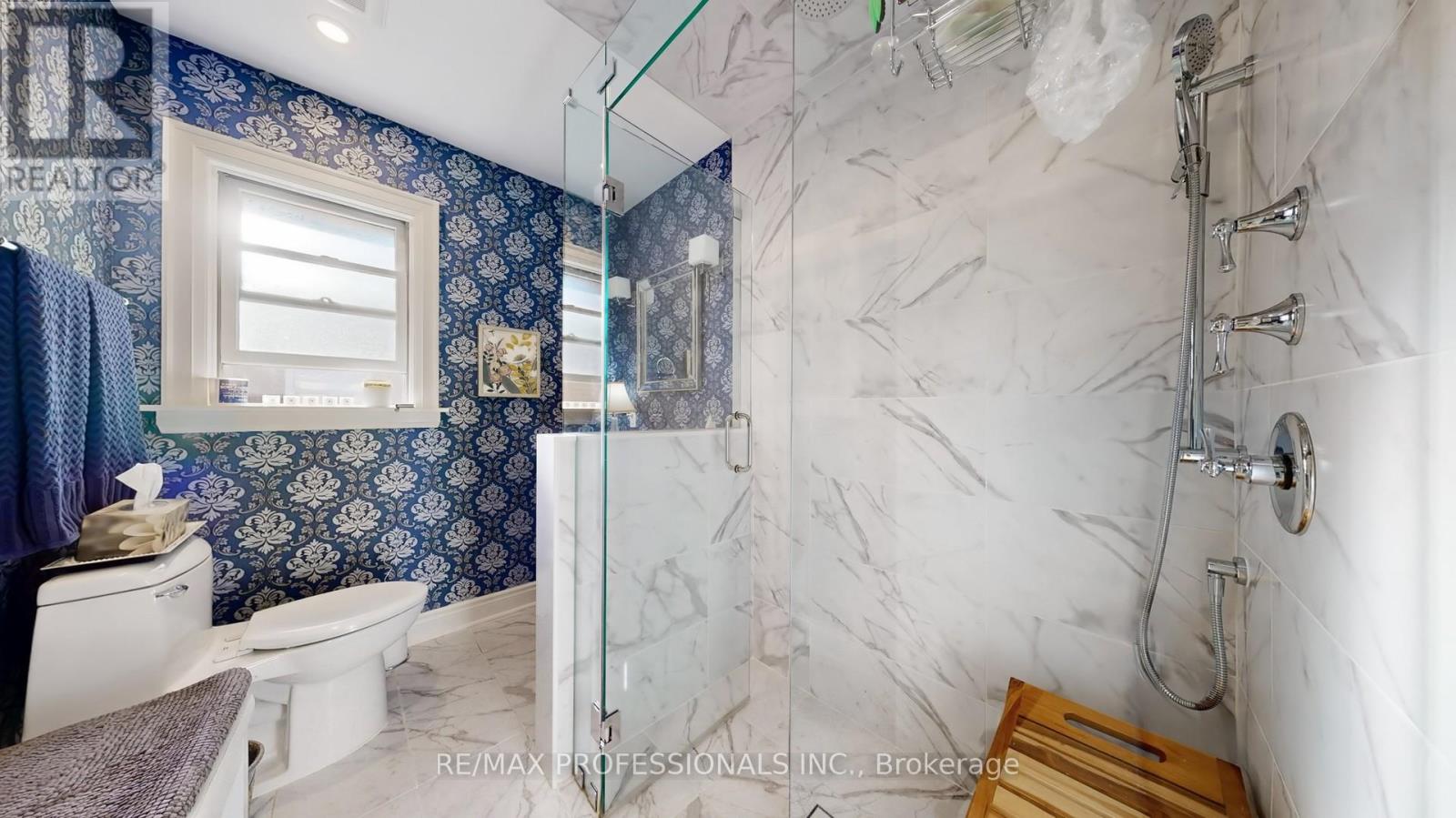 84 North Heights Road, Toronto, Ontario  M9B 2T8 - Photo 19 - W12451250