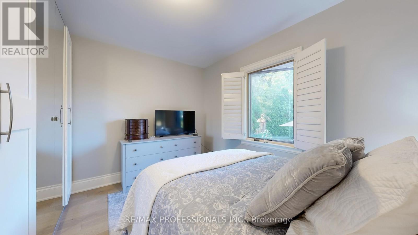 84 North Heights Road, Toronto, Ontario  M9B 2T8 - Photo 17 - W12451250