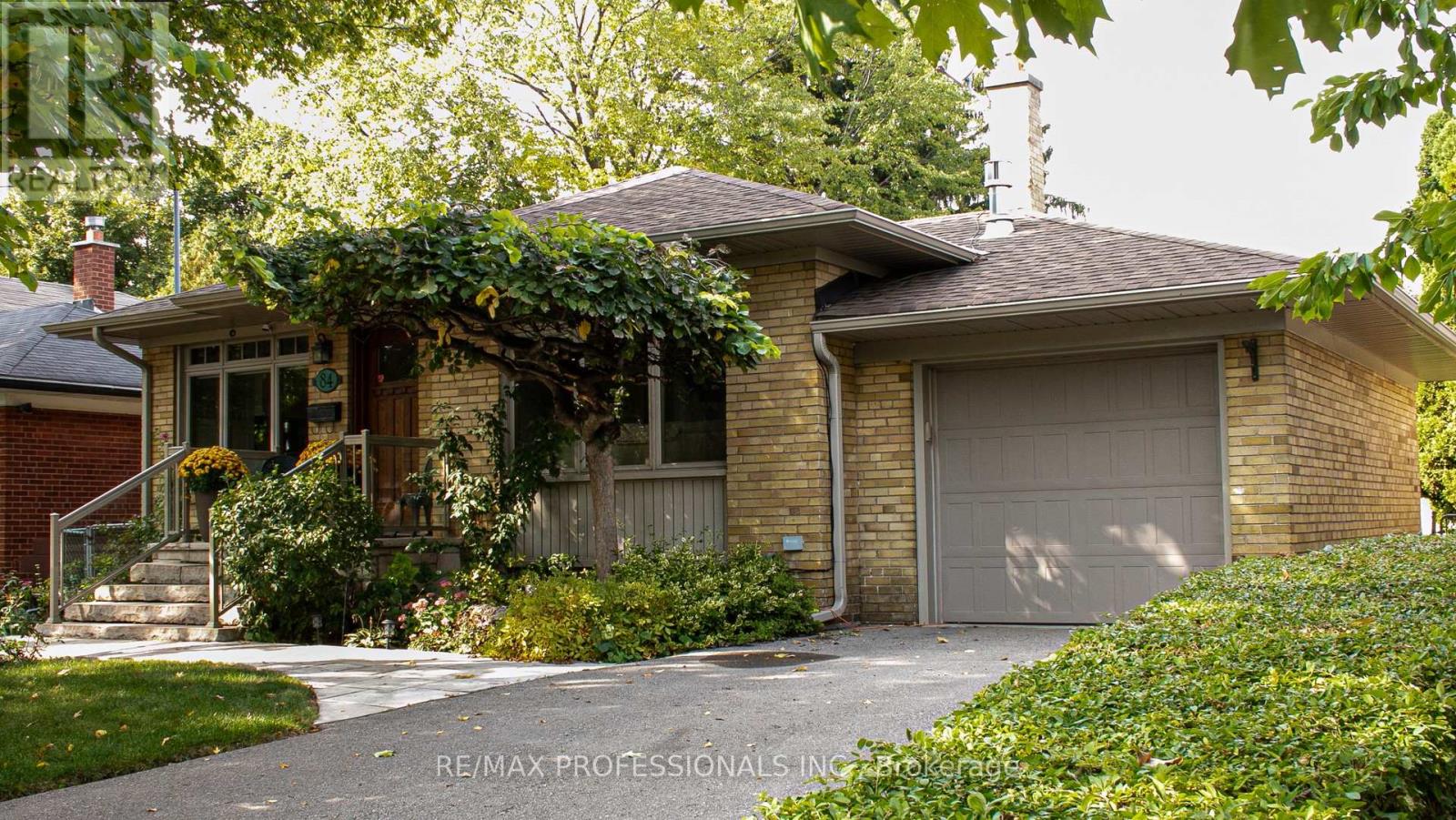 84 North Heights Road, Toronto, Ontario  M9B 2T8 - Photo 46 - W12451250