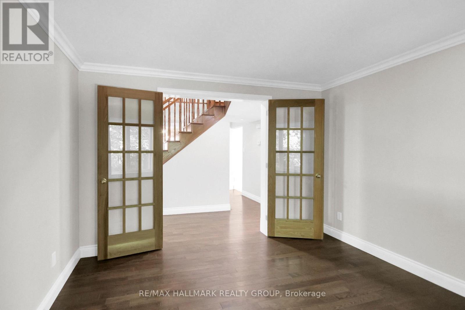 1662 Hunters Run Drive, Ottawa, Ontario  K1C 2H3 - Photo 11 - X12449593
