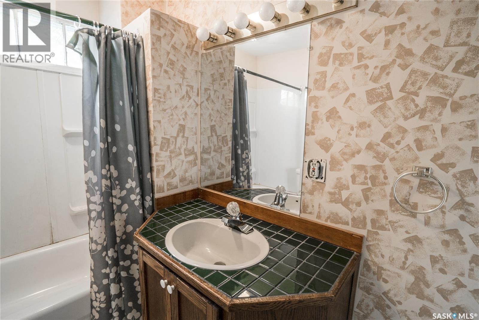 1002 J Avenue S, Saskatoon, Saskatchewan  S7M 2B9 - Photo 12 - SK020383