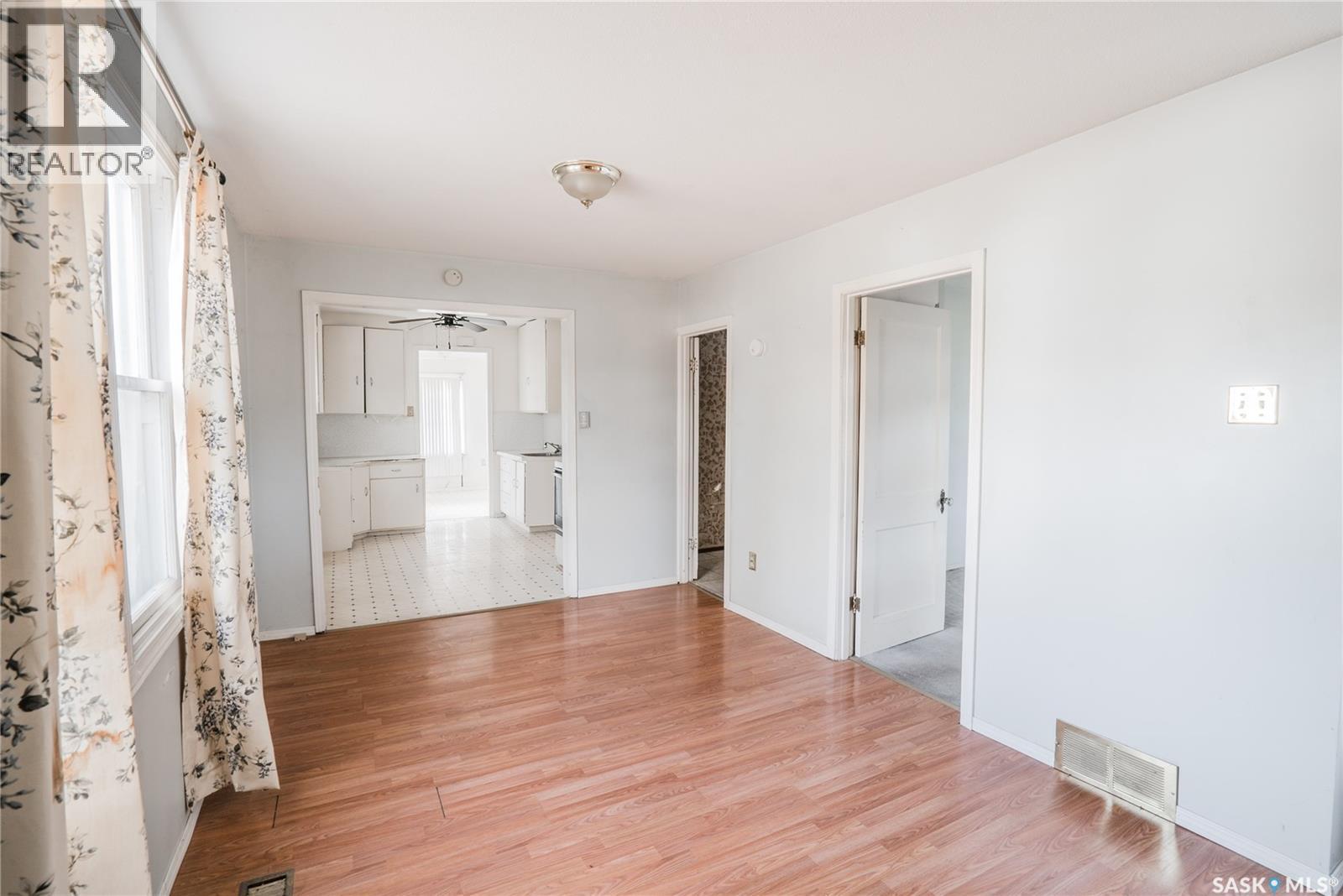 1002 J Avenue S, Saskatoon, Saskatchewan  S7M 2B9 - Photo 3 - SK020383
