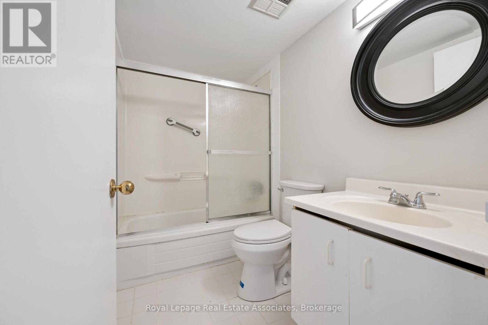 1004 - 260 Queens Quay W, Toronto, Ontario  M5J 2N3 - Photo 12 - C12451599
