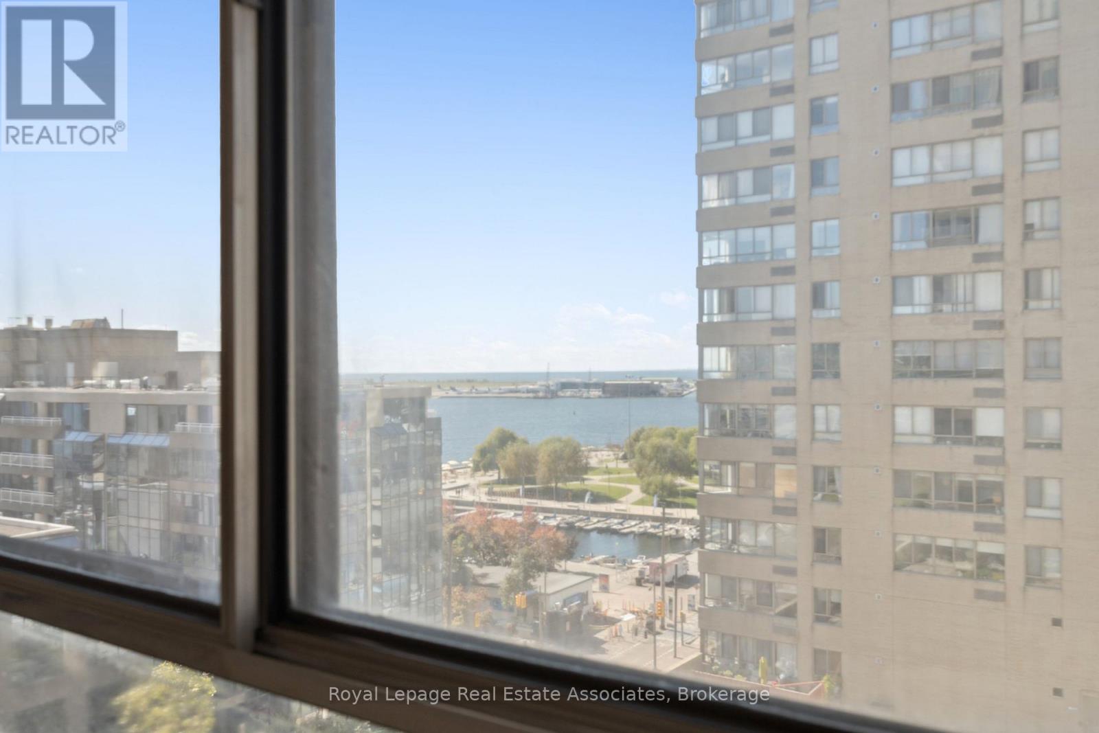 1004 - 260 Queens Quay W, Toronto, Ontario  M5J 2N3 - Photo 13 - C12451599