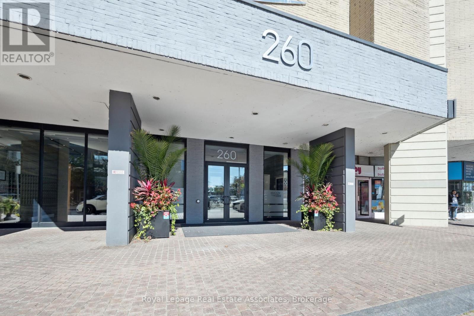 1004 - 260 Queens Quay W, Toronto, Ontario  M5J 2N3 - Photo 2 - C12451599