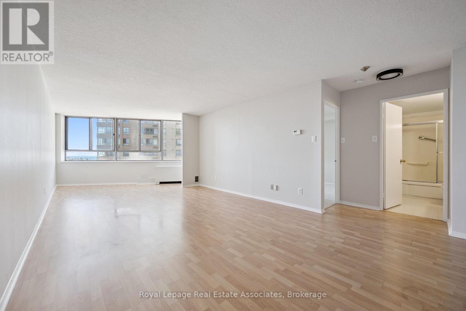 1004 - 260 Queens Quay W, Toronto, Ontario  M5J 2N3 - Photo 4 - C12451599