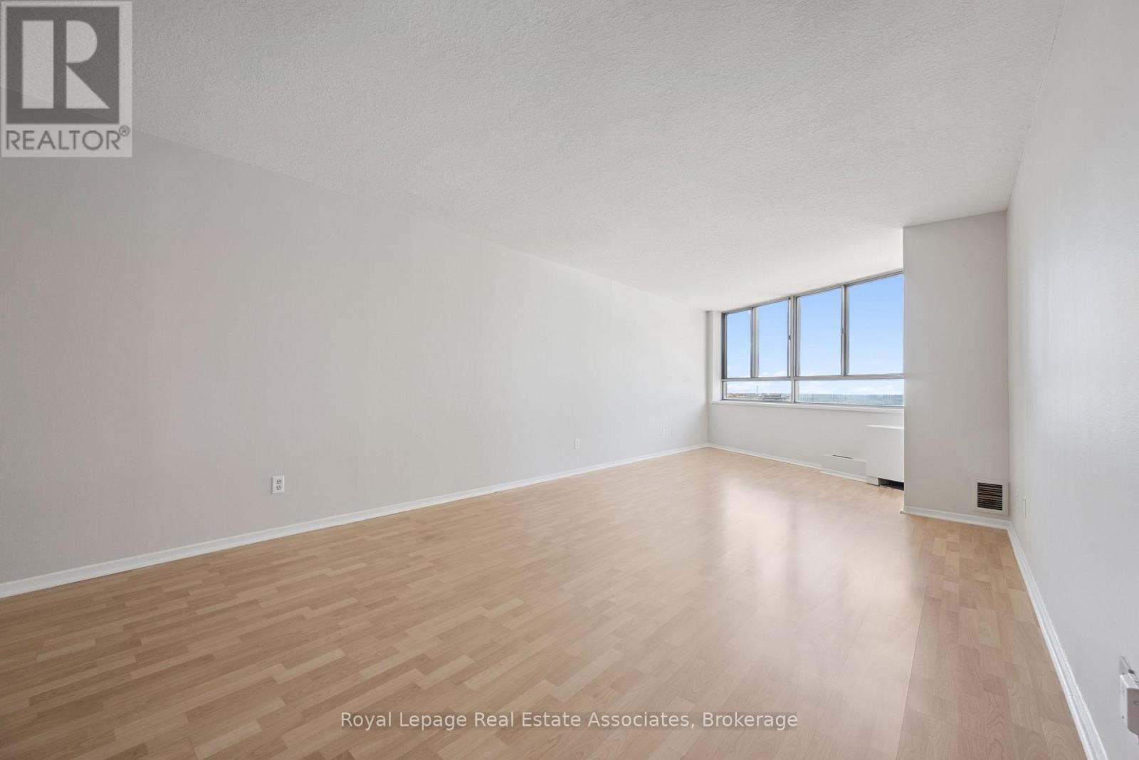 1004 - 260 Queens Quay W, Toronto, Ontario  M5J 2N3 - Photo 6 - C12451599