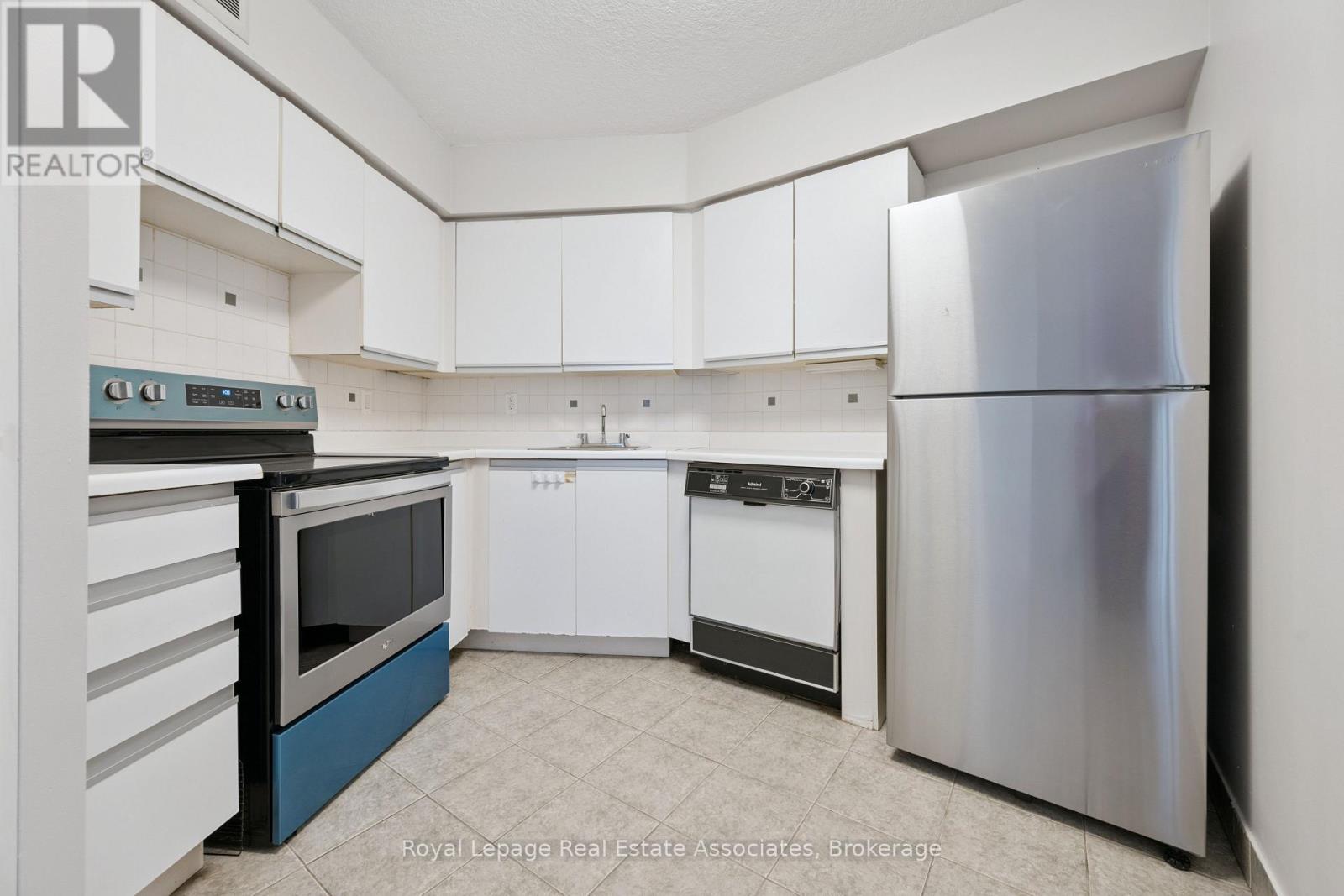 1004 - 260 Queens Quay W, Toronto, Ontario  M5J 2N3 - Photo 7 - C12451599