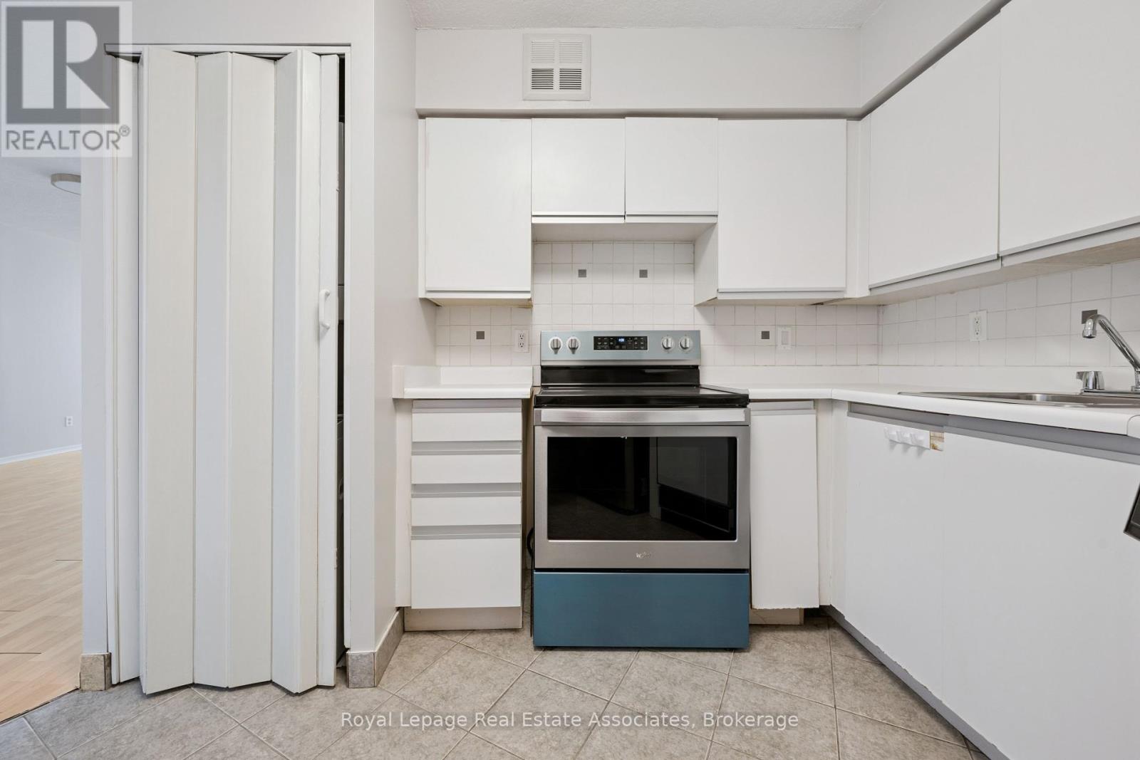 1004 - 260 Queens Quay W, Toronto, Ontario  M5J 2N3 - Photo 8 - C12451599