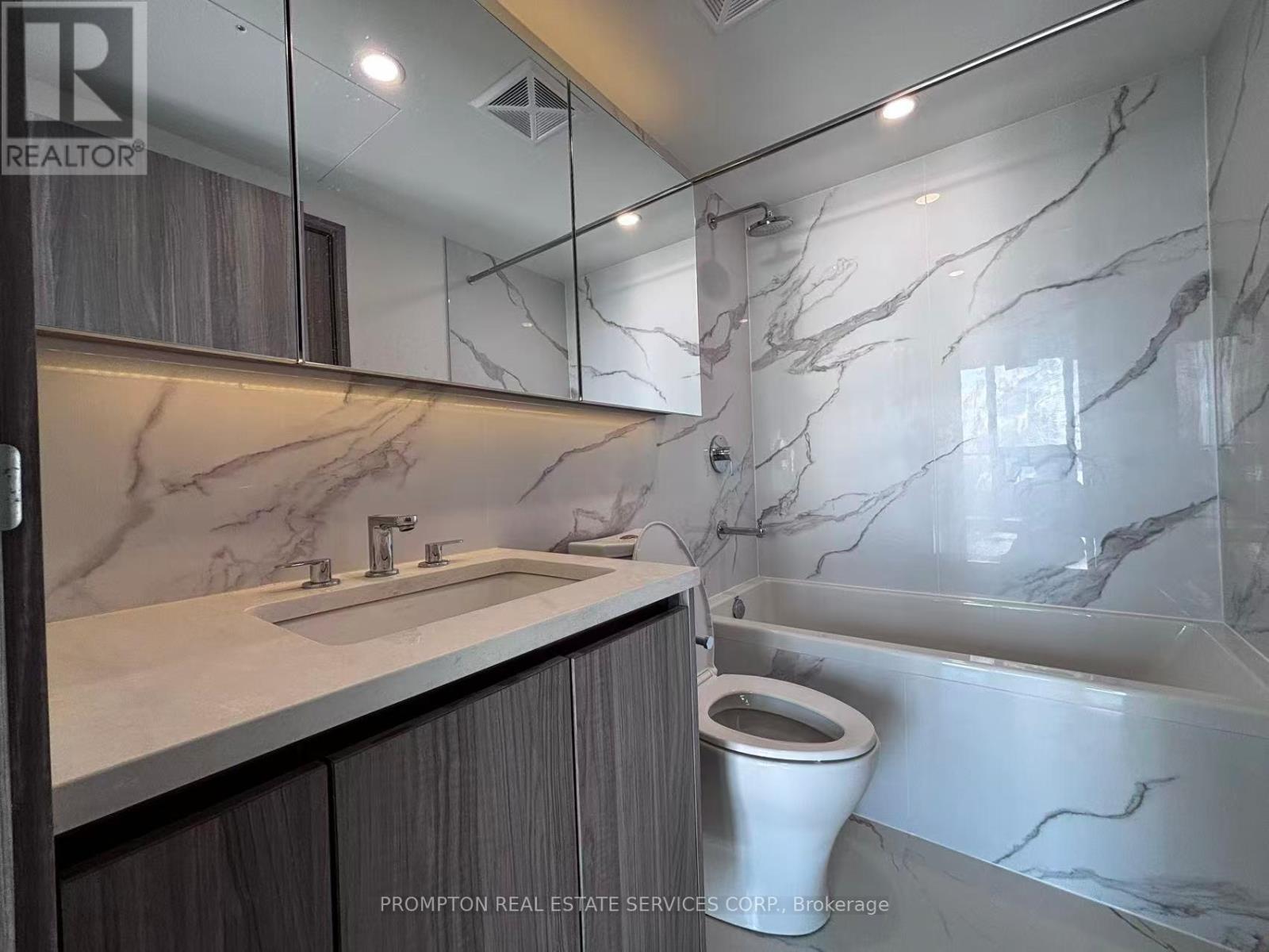 5715 - 3 Concord Cityplace Way, Toronto, Ontario  M5V 0X4 - Photo 8 - C12451681