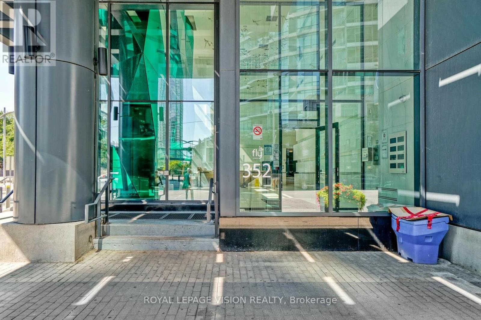 2012 - 352 Front Street W, Toronto, Ontario  M5V 0K3 - Photo 2 - C12451683
