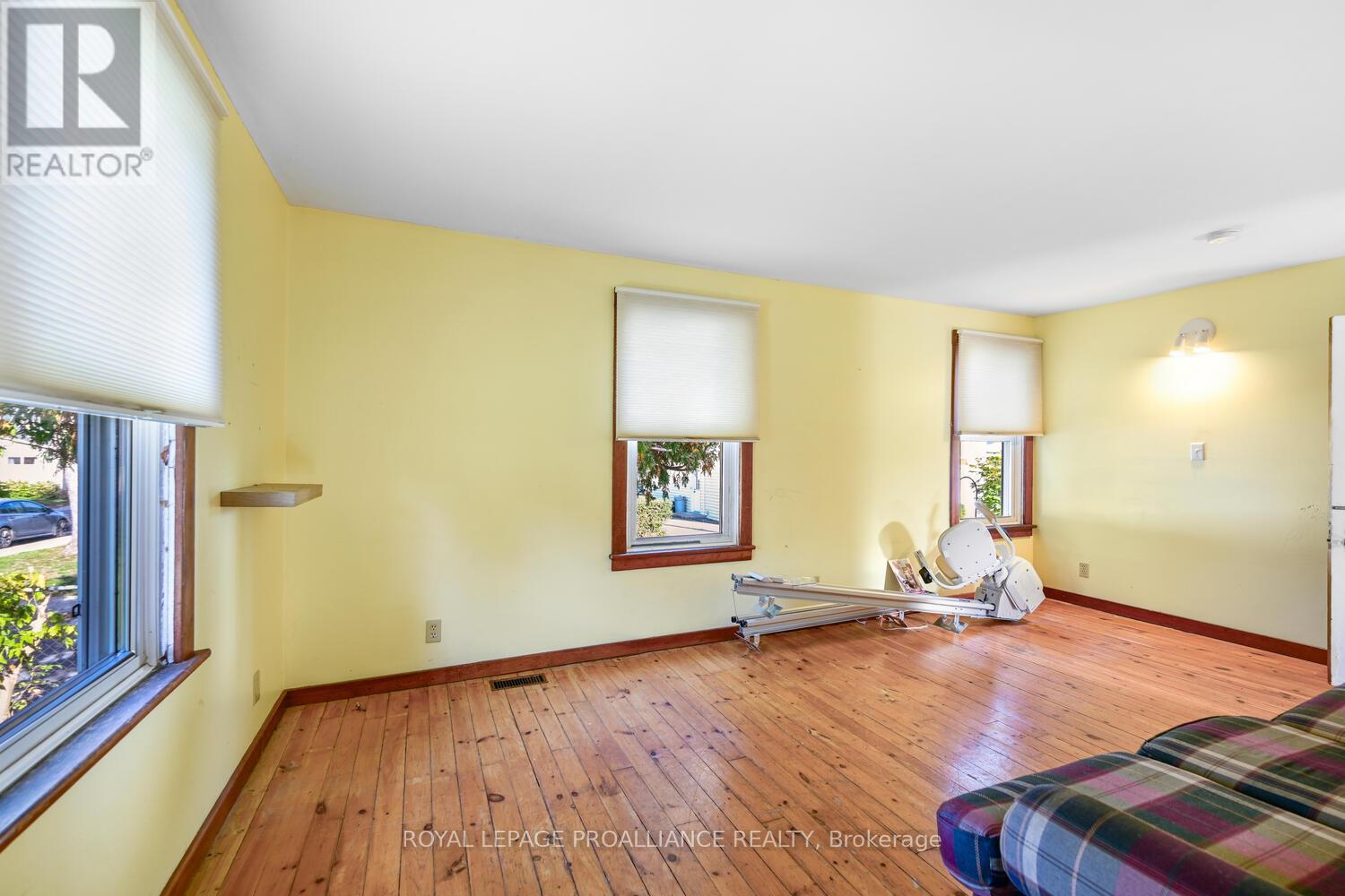 187 James Street E, Brockville, Ontario  K6V 1L4 - Photo 8 - X12451773