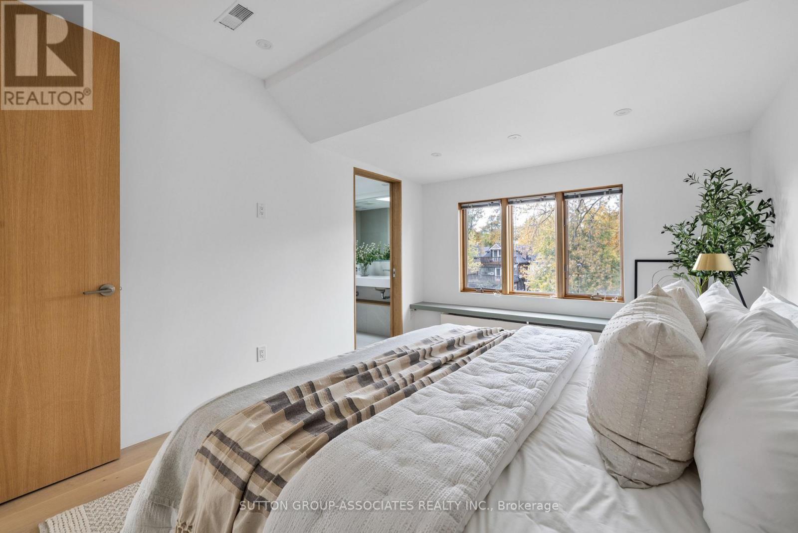 Upper - 20 Kendal Avenue, Toronto, Ontario  M5R 1L7 - Photo 28 - C12450513