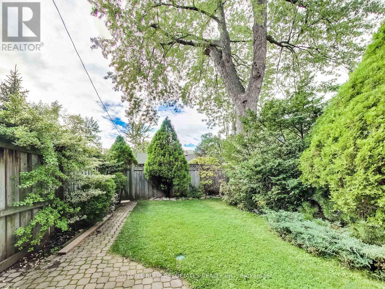 Upper - 20 Kendal Avenue, Toronto, Ontario  M5R 1L7 - Photo 39 - C12450513