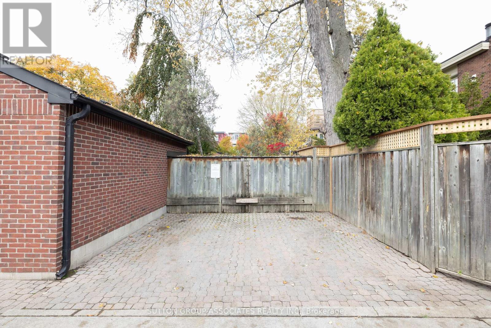 Upper - 20 Kendal Avenue, Toronto, Ontario  M5R 1L7 - Photo 40 - C12450513