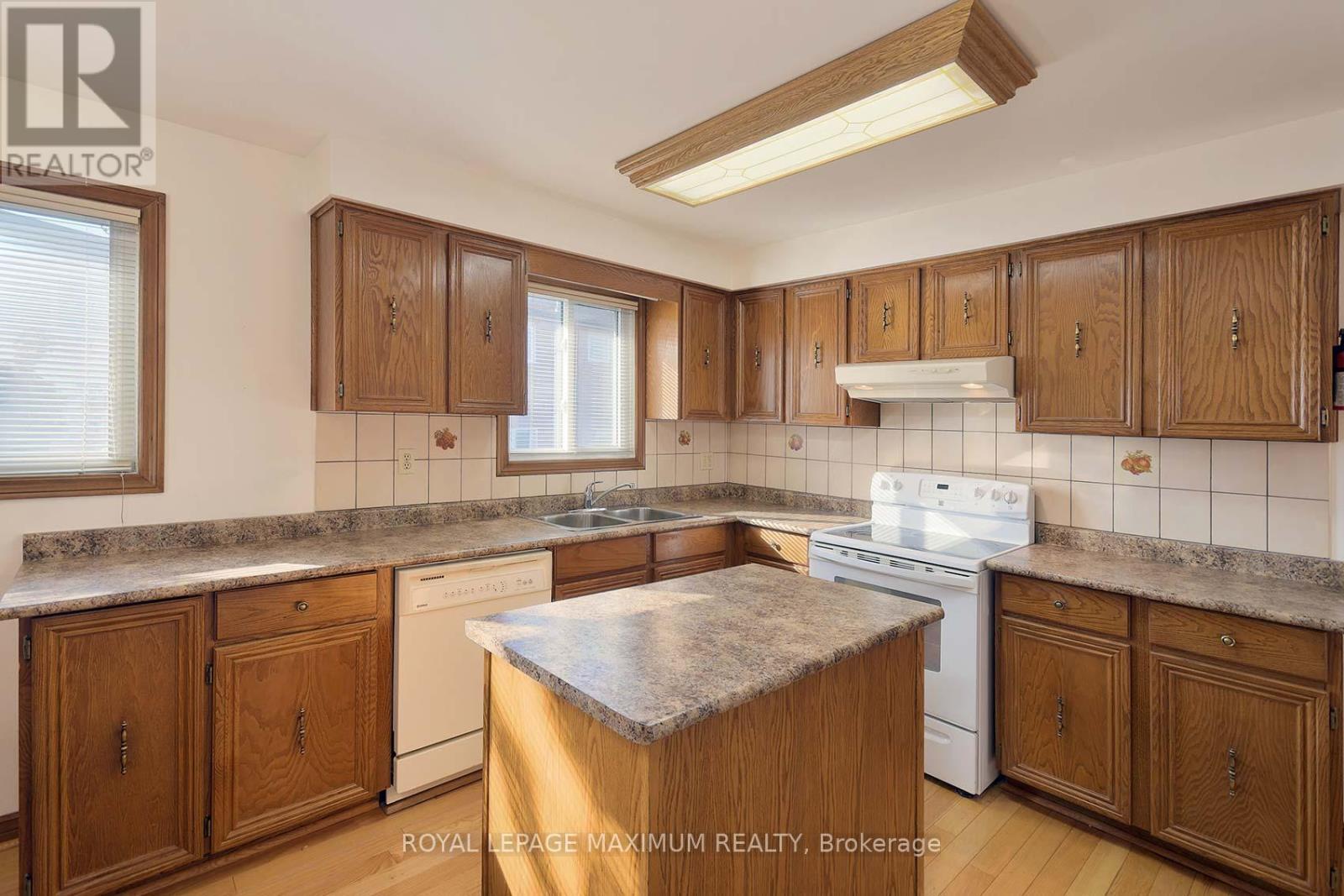 42 Kaiser Drive, Vaughan (West Woodbridge), Ontario  L4L 3V4 - Photo 12 - N12451547