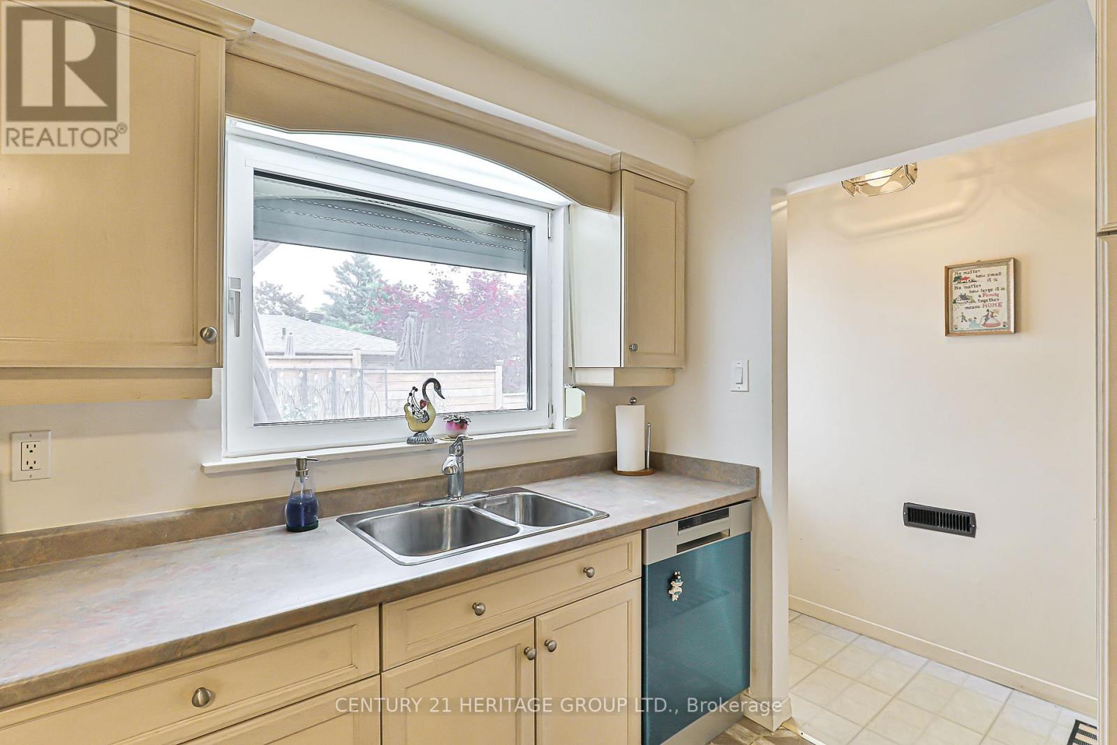 67 Devins Drive, Aurora (Aurora Heights), Ontario  L4G 2Z5 - Photo 10 - N12451567