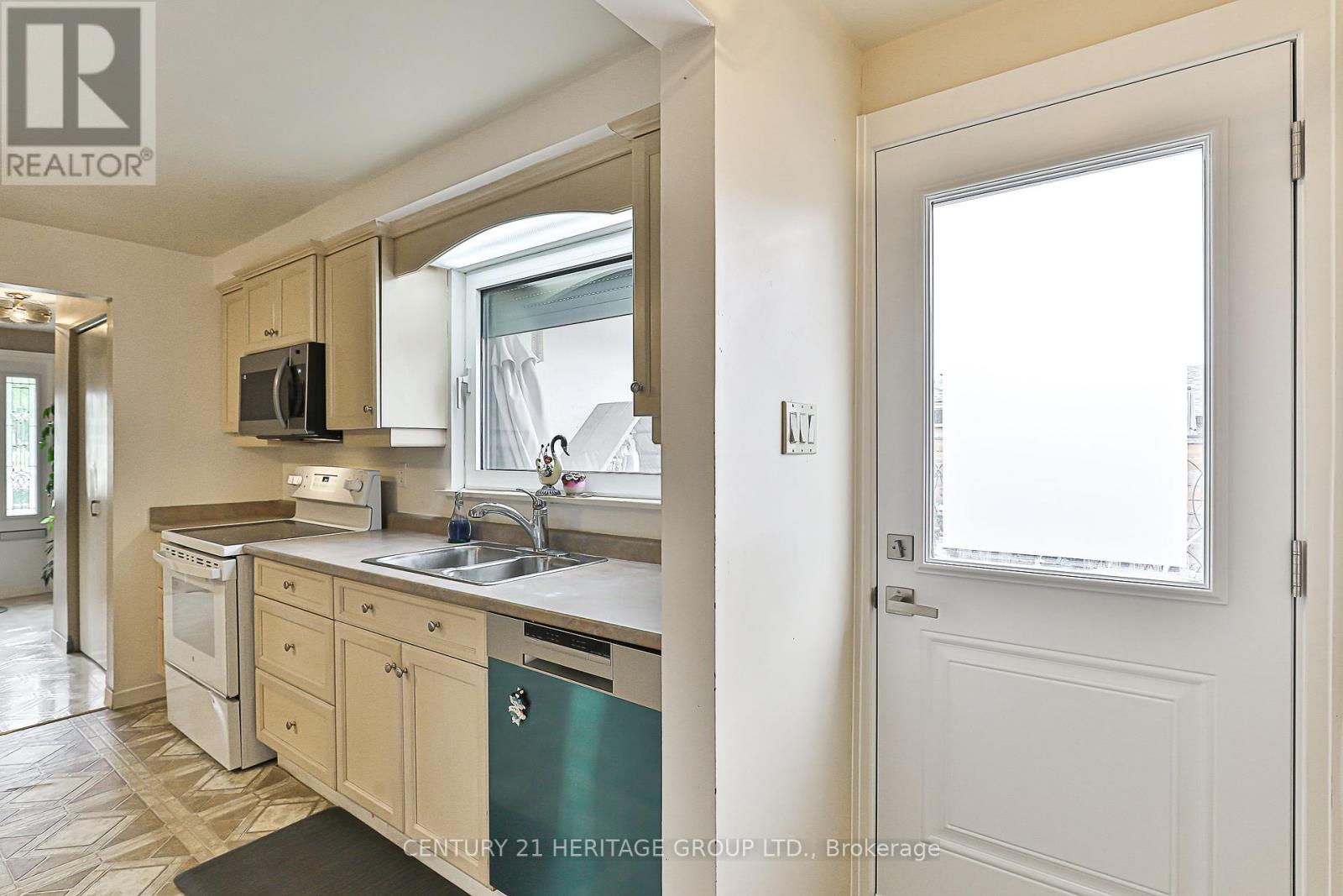 67 Devins Drive, Aurora (Aurora Heights), Ontario  L4G 2Z5 - Photo 19 - N12451567