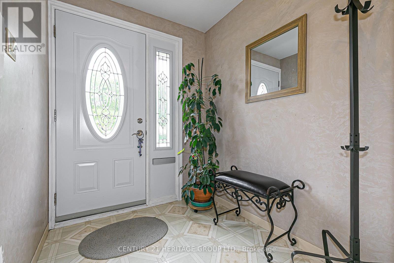 67 Devins Drive, Aurora (Aurora Heights), Ontario  L4G 2Z5 - Photo 3 - N12451567