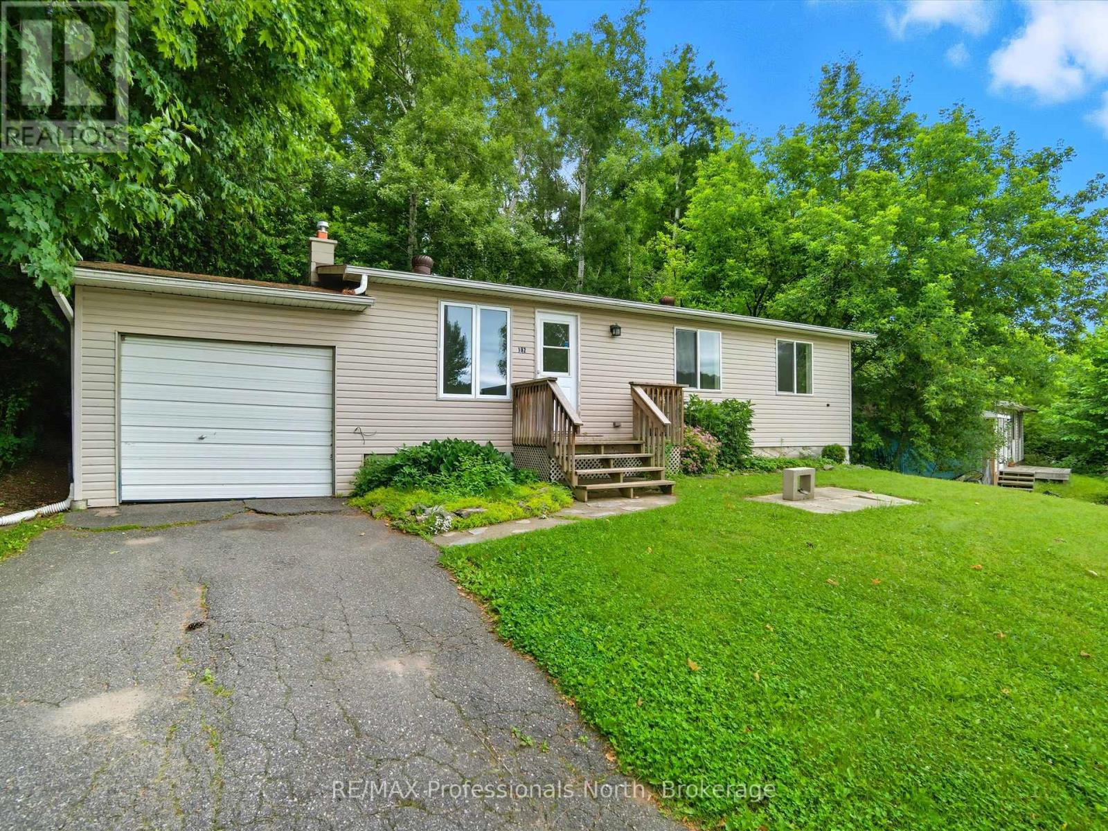 182 Holditch Street, Bracebridge (Macaulay), Ontario  P1L 1E9 - Photo 2 - X12451758