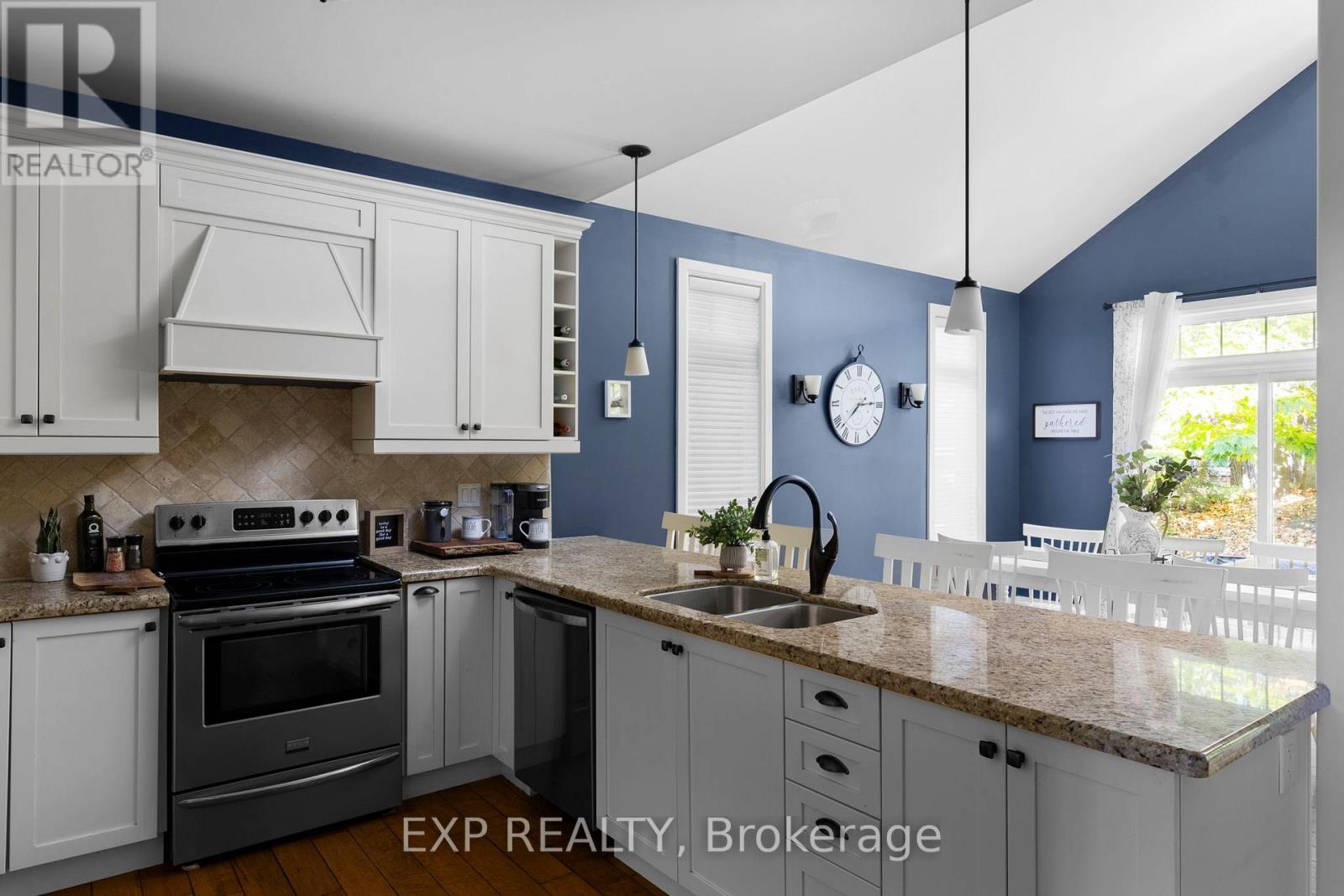 37 Landscape Drive, Oro-Medonte, Ontario  L0L 2L0 - Photo 7 - S12451598