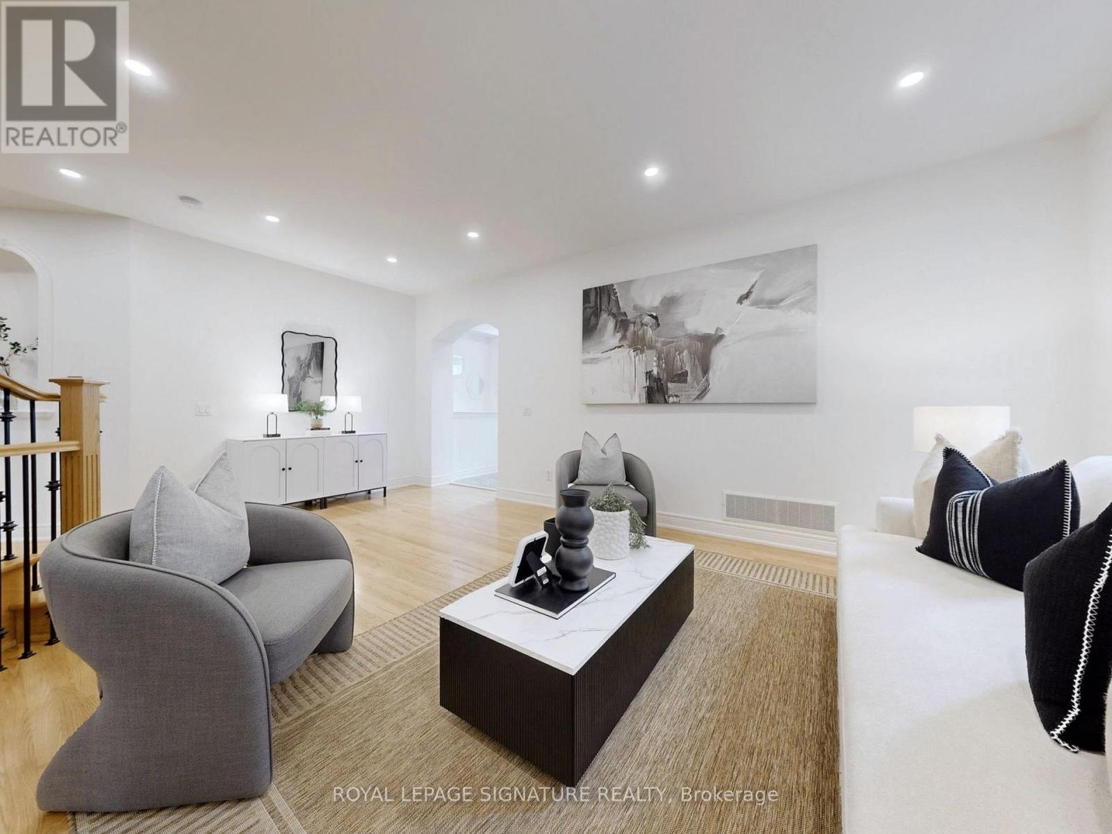 2238 Lyndhurst Drive, Oakville, Ontario  L6H 7V4 - Photo 7 - W12450862