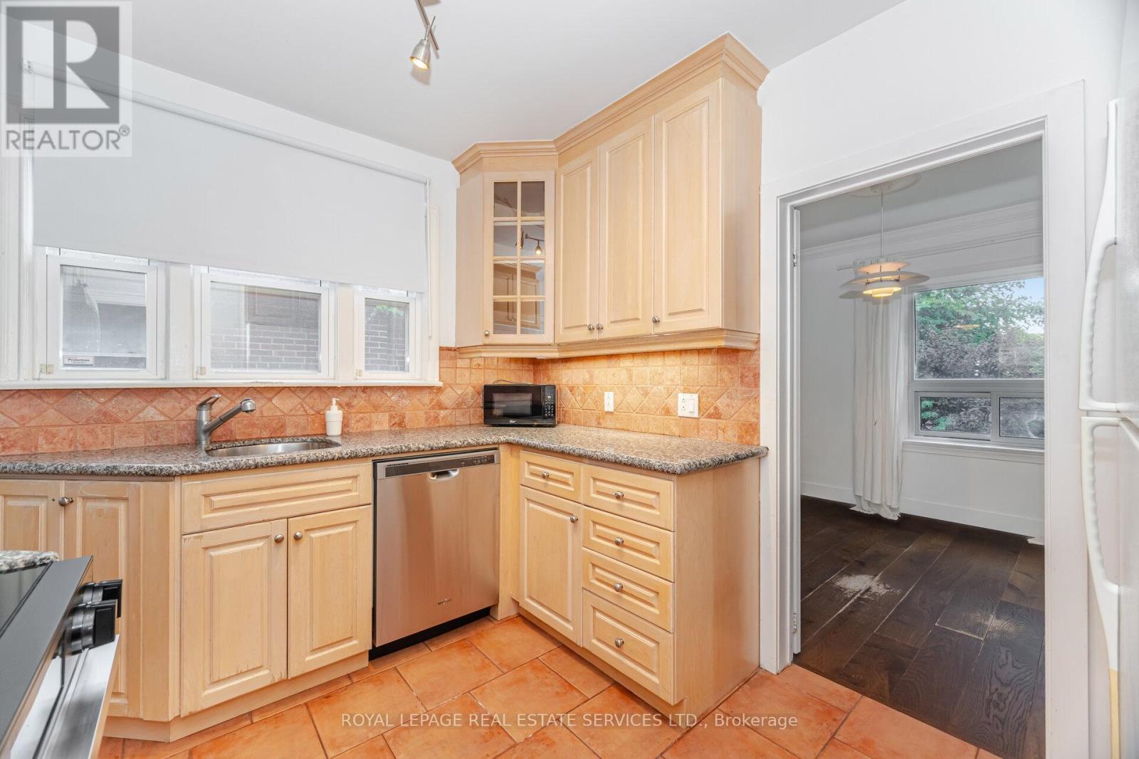 27 Lothian Avenue, Toronto, Ontario  M8Z 4J9 - Photo 10 - W12451557