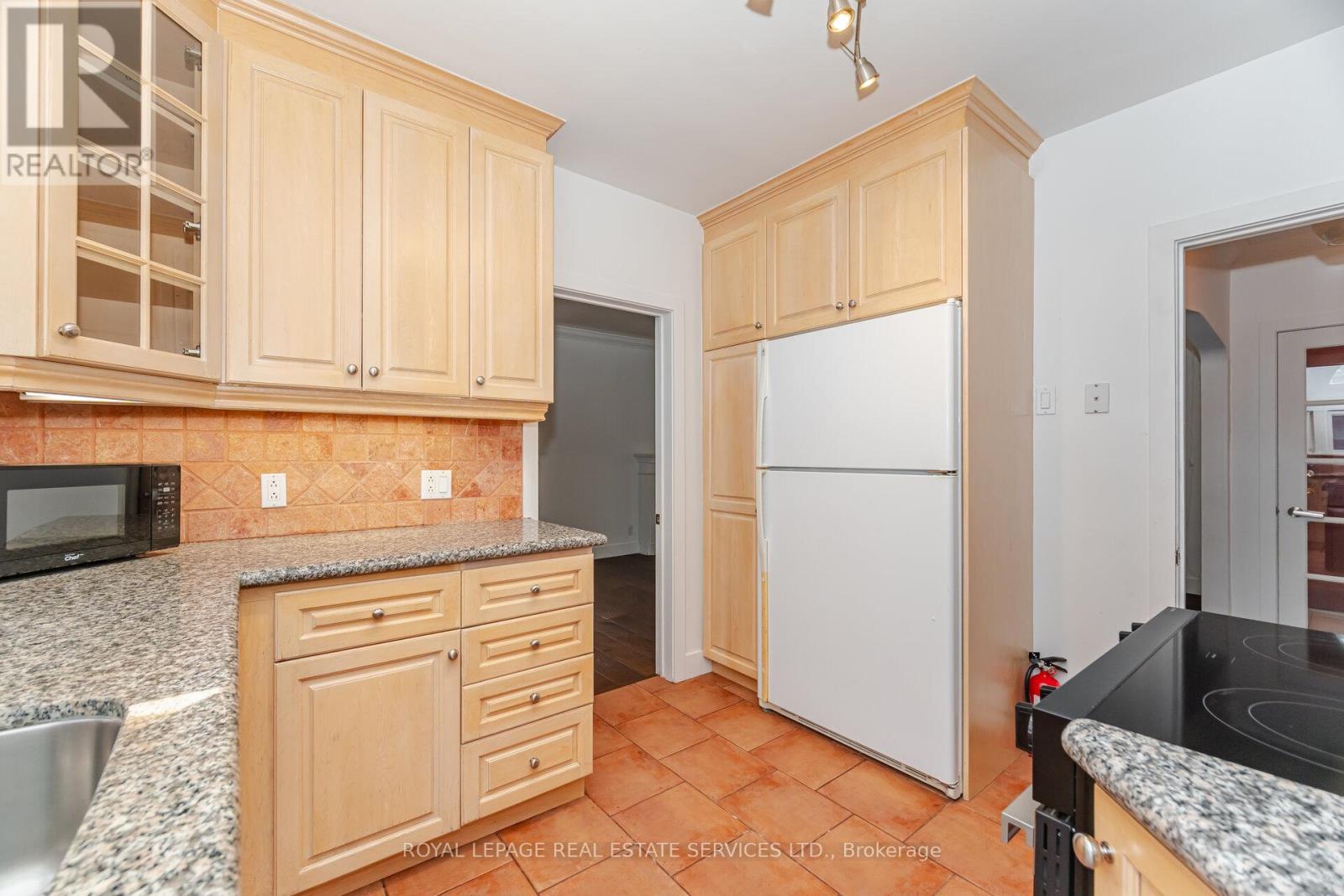 27 Lothian Avenue, Toronto, Ontario  M8Z 4J9 - Photo 11 - W12451557