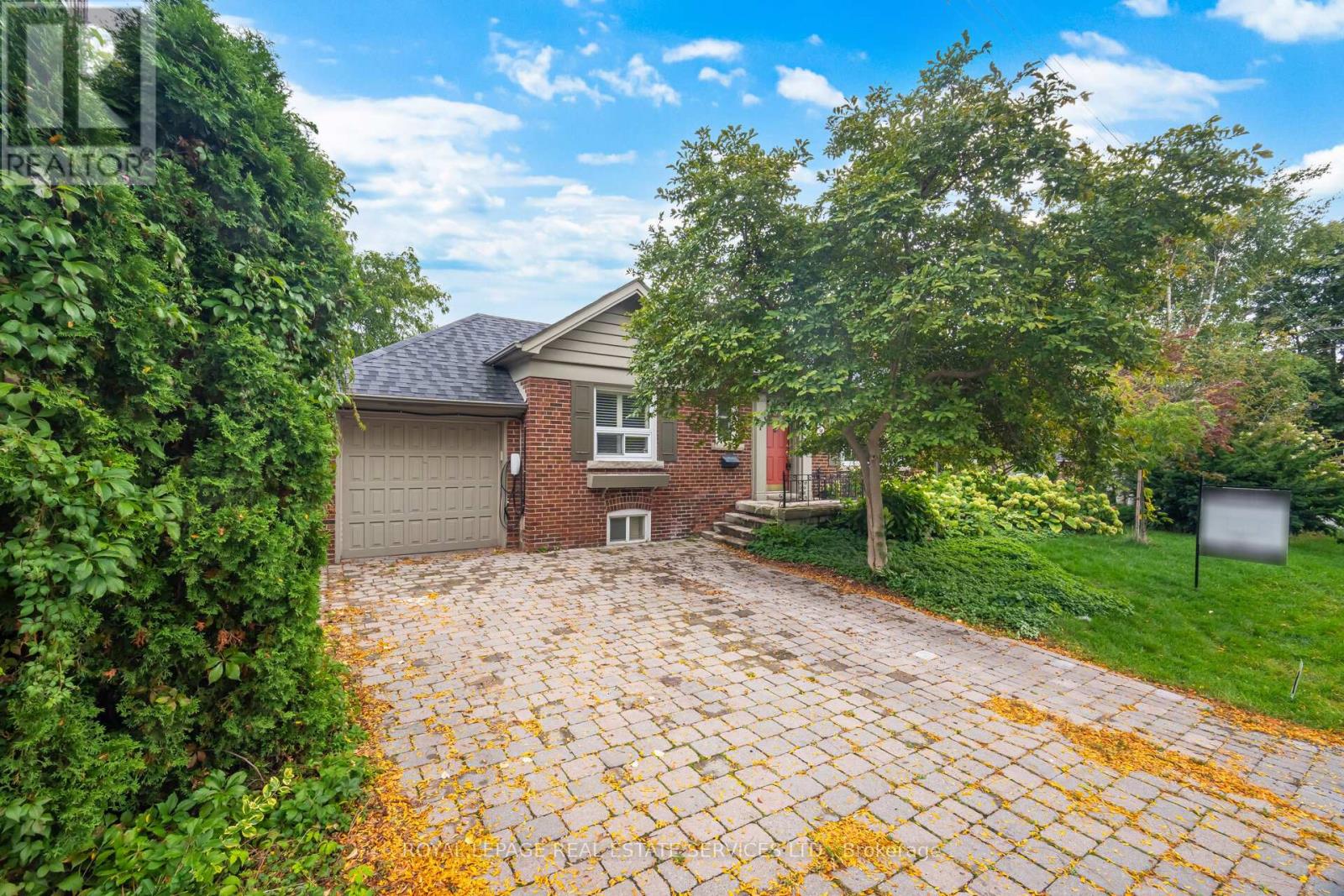27 Lothian Avenue, Toronto, Ontario  M8Z 4J9 - Photo 2 - W12451557