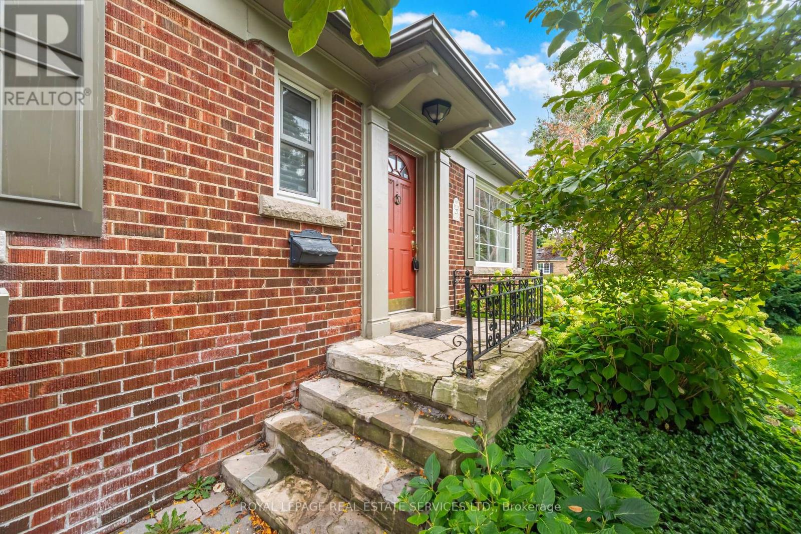 27 Lothian Avenue, Toronto, Ontario  M8Z 4J9 - Photo 3 - W12451557