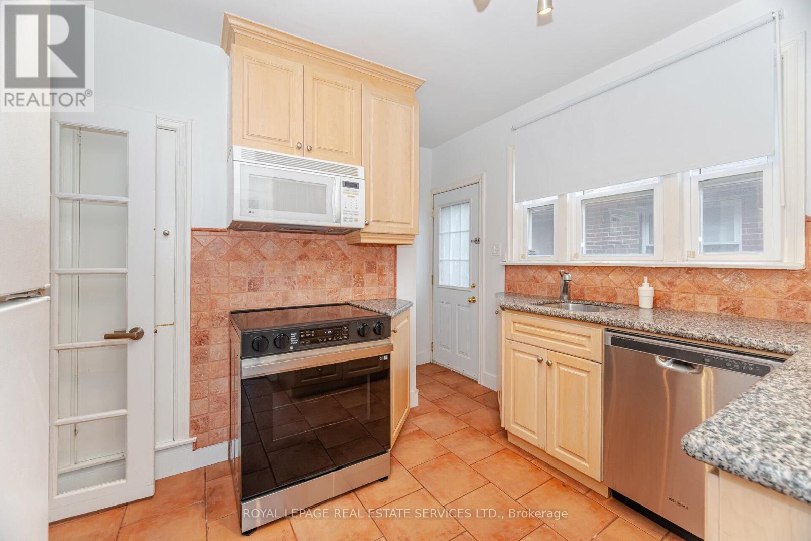 27 Lothian Avenue, Toronto, Ontario  M8Z 4J9 - Photo 9 - W12451557